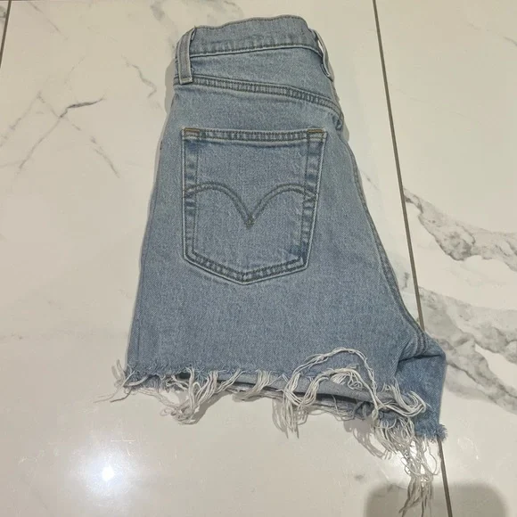 Levi’s Ribcage Shorts - Picture 3 of 4